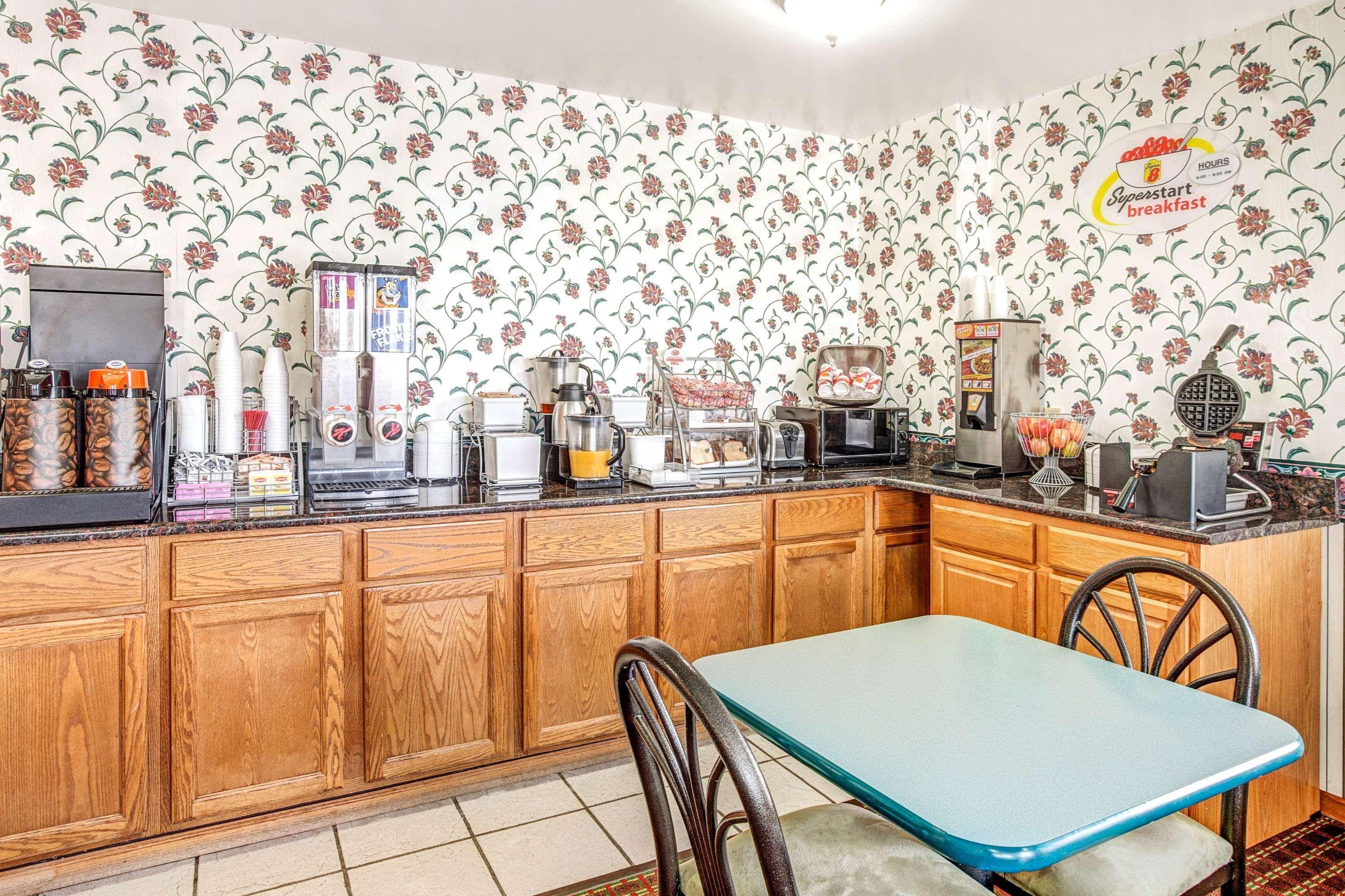 Super 8 By Wyndham Mchenry Fox Lake Area Exterior foto