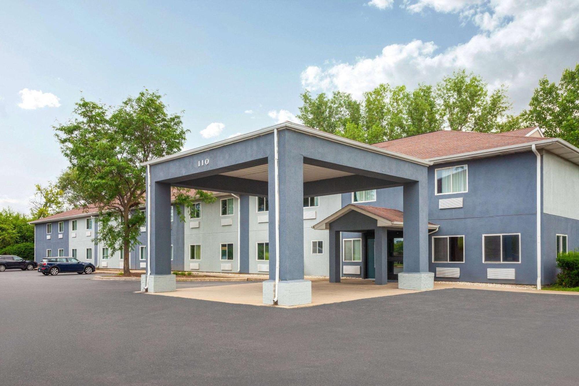 Super 8 By Wyndham Mchenry Fox Lake Area Exterior foto