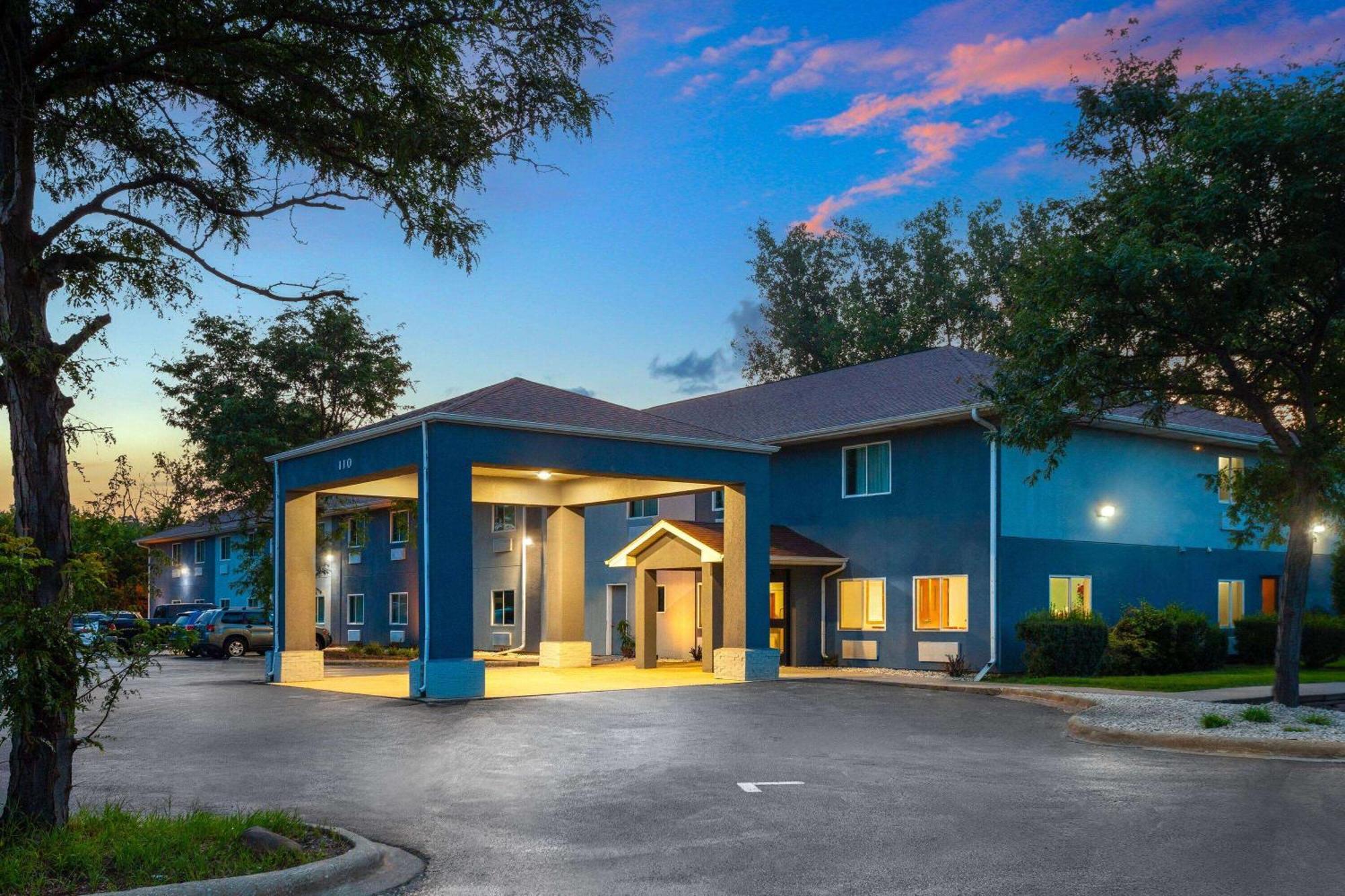Super 8 By Wyndham Mchenry Fox Lake Area Exterior foto
